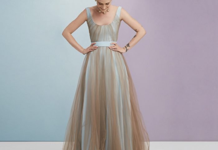 A sobreposição do musseline sobre a seda no vestido plissado em tons pastéis confere um estilo elegante e descontraído.