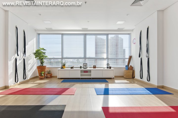 O estúdio de yoga assinado pelas arquitetas Rita Centurião e Tâmara Moreno criou um ambiente fluído e integrado para um melhor aproveitamento de todo o espaço - Revista InterArq | Arquitetura, Decoração, Design, Paisagismo e Lifestyle