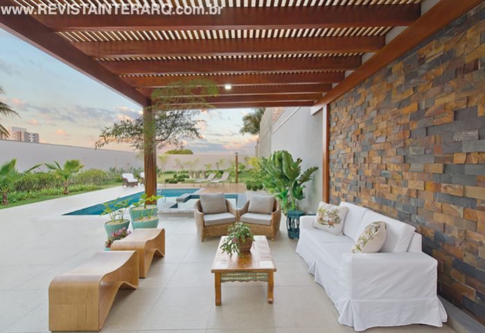 O lazer do projeto ganhou detalhes acolhedores e aconchegantes - Revista InterArq | Arquitetura, Decoração, Design, Paisagismo e Lifestyle
