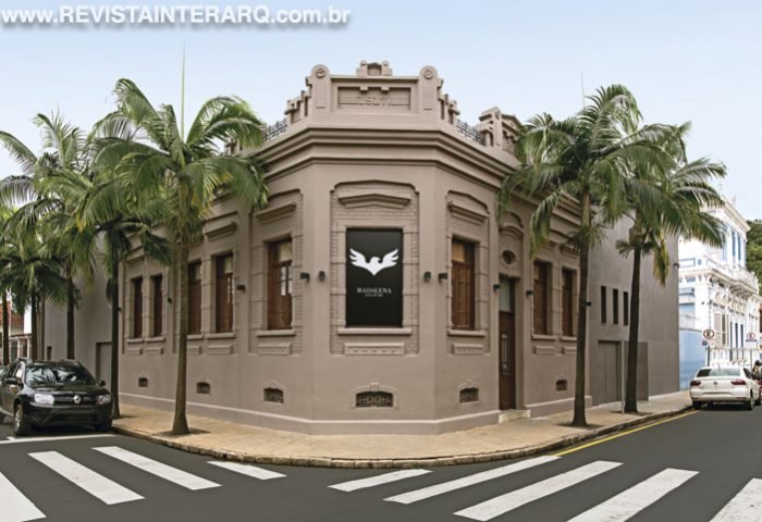 O projeto de reforma deste prédio histórico, preservou e valorizou a arquitetura na fachada e promoveu uma profunda transformação na parte interna - Revista InterArq | Arquitetura, Decoração, Design, Paisagismo e Lifestyle