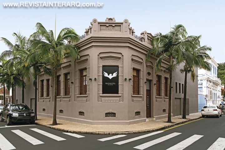 O projeto de reforma deste prédio histórico, preservou e valorizou a arquitetura na fachada e promoveu uma profunda transformação na parte interna - Revista InterArq | Arquitetura, Decoração, Design, Paisagismo e Lifestyle