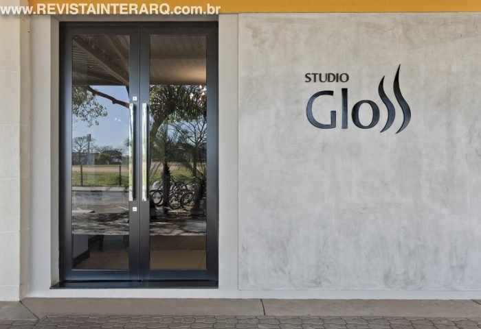 O salão de beleza recebeu linha modernas, além da clássica dupla preto e platina nos móveis e acabamentos - Revista InterArq | Arquitetura, Decoração, Design, Paisagismo e Lifestyle