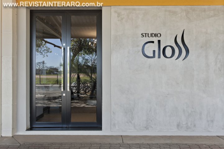 O salão de beleza recebeu linha modernas, além da clássica dupla preto e platina nos móveis e acabamentos - Revista InterArq | Arquitetura, Decoração, Design, Paisagismo e Lifestyle