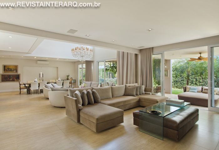 Nesta residência de três pavimentos uma arquitetura moderna, com vãos generosos, espaços conectados e design de interiores clean, uniram beleza e funcionalidade - Revista InterArq | Arquitetura, Decoração, Design, Paisagismo e Lifestyle