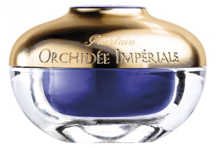 A máscara Orchidée Impériale, da Guerlain, possui a sua textura em creme, sendo aplicada com pincel. Enriquecida com o extrato de Orquídea Dourada, ela repõe toda energia e vitalidade da pele, além de possuir extrato de proteína de soja que ajuda a criar um efeito lifting instantâneo.