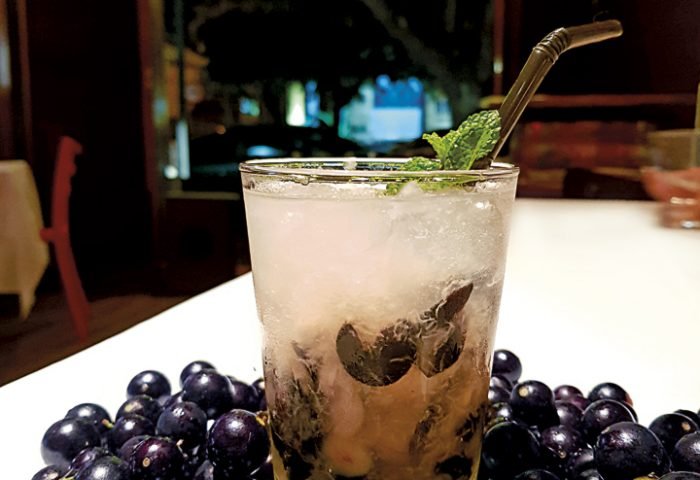 A famosa caipirinha, no Blue Jasmim, ganhou um toque diferente em vez de usar o limão e cachaça foi feita com jabuticaba.