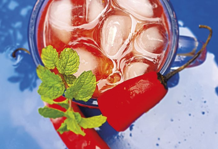 O short drink refrescante Tormenta, do Barbecue, leva vodka, morango, pimenta dedo de moça e gelo a gosto.
