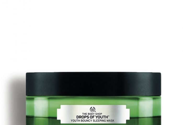 Máscara De Tratamento Noturno Drops Of Youth, da The Body Shop, hidrata e regenera as células de pele, deixando a pele com aspecto mácio após uma noite de sono.