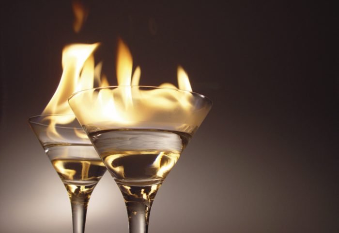 Para preparar hot drinks flamejantes do tipo “grog” é necessário uma ordem dos ingredientes que precisa ser seguida. A bebida a ser acesa é sempre a com maior teor alcoólico.