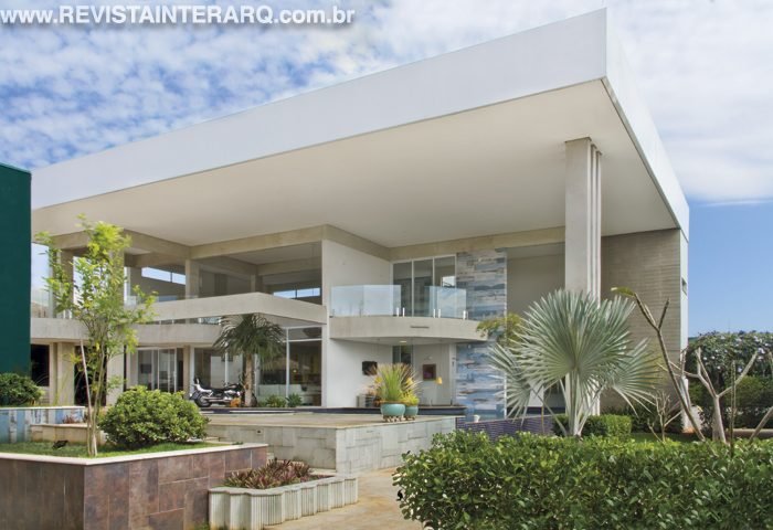 O projeto original desta casa era para uma família pequena. Com a chegada dos filhos, foi necessário ampliar os ambientes e criar uma nova área de lazer - Revista InterArq | Arquitetura, Decoração, Design, Paisagismo e Lifestyle