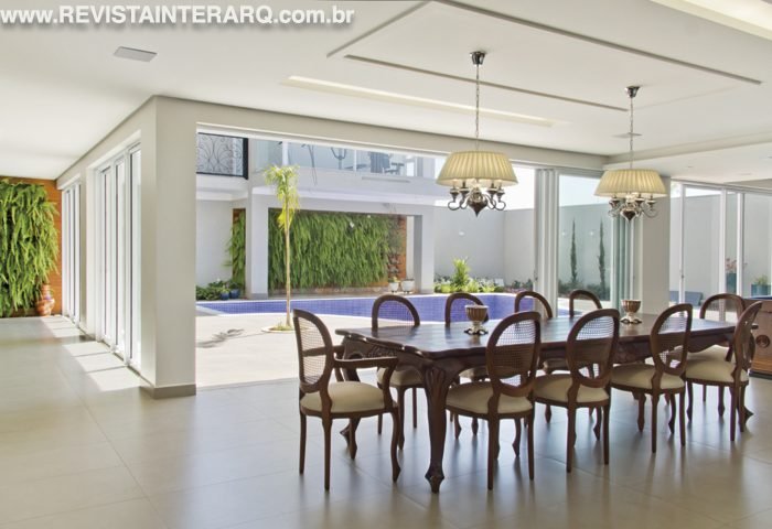 Dois pavimentos e referências clássicas - Revista InterArq | Arquitetura, Decoração, Design, Paisagismo e Lifestyle