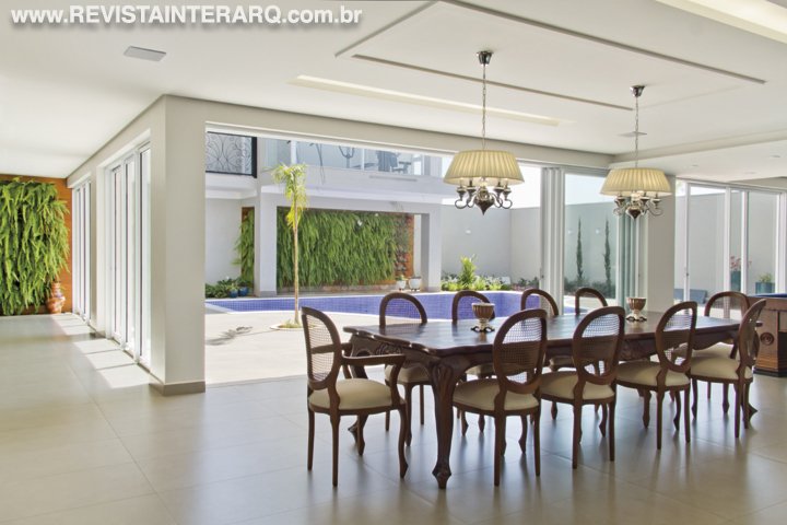Dois pavimentos e referências clássicas - Revista InterArq | Arquitetura, Decoração, Design, Paisagismo e Lifestyle