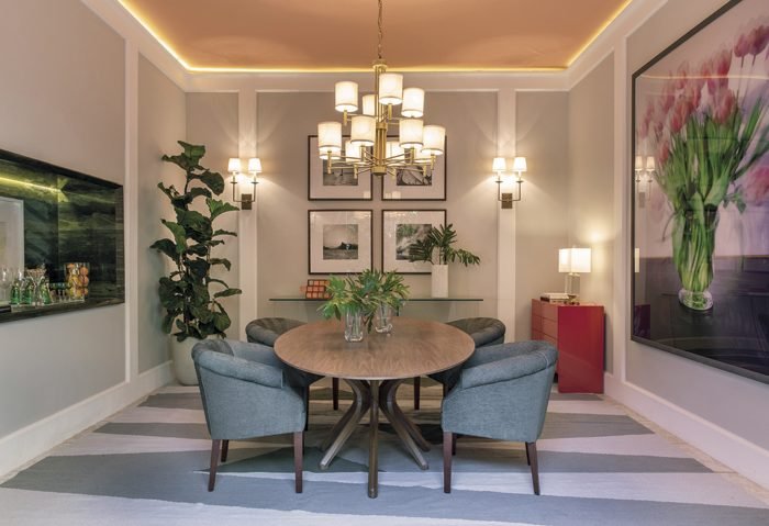 Unindo elementos naturais e de design contemporâneo, a Sala de Jantar, desenvolvida pelas profissionais Dulce de Figueiredo Ferraz e Thácia Balbão, tem como destaques o teto laranja, o nicho em mármore verde que substitui um bar e o tapete desenhado especialmente para a mostra.