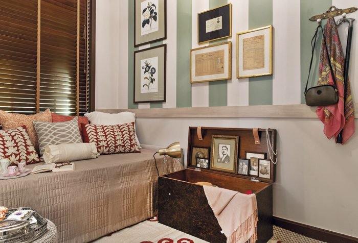 O Quarto da Vovó, assinado pela Mariana Ciciarelli, ganhou um toque moderno, afastando o estilo clássico visto constantemente em ambientes projetados para a terceira idade. O design é ressaltado através de largas listras verde sálvia na parede e no teto. Em todo o ambiente diversos objetos de recordação são encontradas, como os boletins escolares dos avós da profissional e kits de chá.