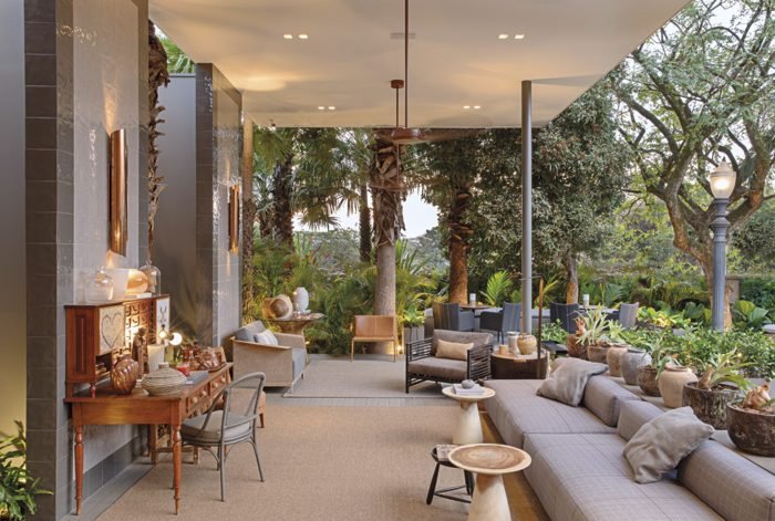 Imerso pela natureza, o ambiente Refúgio na Mata do escritório Frezza & Figueiredo Arquitetura e Interiores convida todos para momentos de relaxamento e convívio entre amigos e familiares. Um ar moderno é dado pelo contraste entre o verde da vegetação e o cinza e castor empregado na decoração e nos revestimentos.