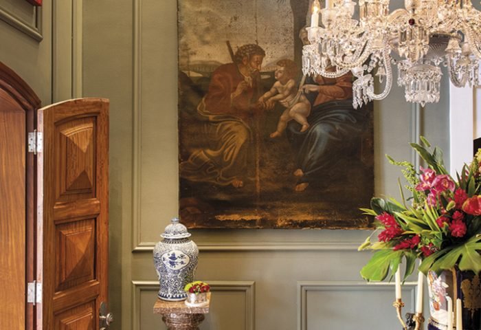 Geraldo Fossa Júnior une história e elegância no ambiente Hall de Entrada, com móveis contemporâneos e garimpados, além de artesanatos de origem indígena e o tapete persa legítimo, que convidam os visitantes a vivenciar este mix de culturas.