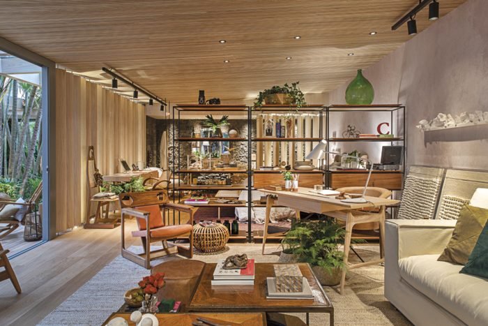 Composto por materiais naturais e tons pastéis, o projeto Casa do Bosque desenvolvido pelo escritório Cacau Ribeiro Arquitetura de Interiores, possui a madeira como peça-chave para compor o loft de 118 m2. Ela está inserida de diversas formas e cores, inclusive nas árvores que acompanham o projeto. O mobiliário em tons neutros traz a sensação de conforto e aconchego.