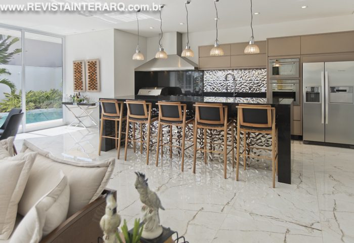 Um projeto moderno com uma paleta de cor do cinza ao branco nos móveis e revestimentos - Revista InterArq | Arquitetura, Decoração, Design, Paisagismo e Lifestyle