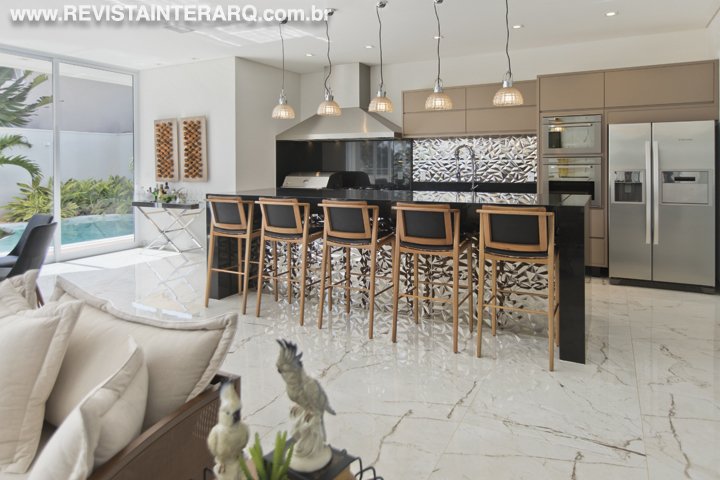 Um projeto moderno com uma paleta de cor do cinza ao branco nos móveis e revestimentos - Revista InterArq | Arquitetura, Decoração, Design, Paisagismo e Lifestyle