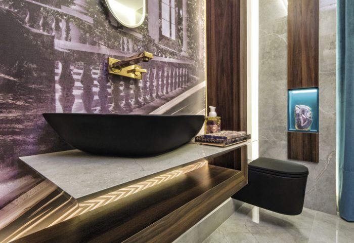 O Lavabo La Fenêtre da arquiteta Roberta de Oliveira traz a natureza através da foto de Ana Isméria Velludo que é envolta por uma moldura de MDF. O toque elegante é dado pelo porcelanato Etruscan da Villagres.