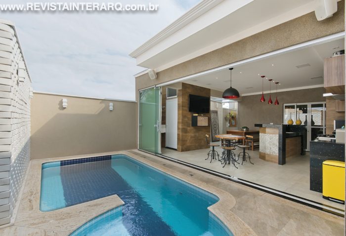 Esta casa de veraneio possui a proposta de ser dinâmica, coletiva e funcional - Revista InterArq | Arquitetura, Decoração, Design, Paisagismo e Lifestyle