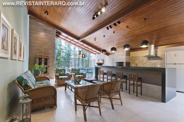 Luz natural, madeira e revestimentos de fácil manutenção garantem o bem-estar - Revista InterArq | Arquitetura, Decoração, Design, Paisagismo e Lifestyle