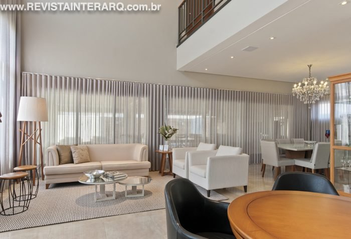 Este projeto em estilo neoclássico exibe grandes vãos e sobriedade estética de cores e acabamentos - Revista InterArq | Arquitetura, Decoração, Design, Paisagismo e Lifestyle