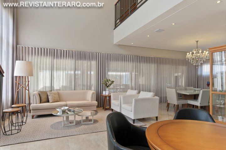 Este projeto em estilo neoclássico exibe grandes vãos e sobriedade estética de cores e acabamentos - Revista InterArq | Arquitetura, Decoração, Design, Paisagismo e Lifestyle