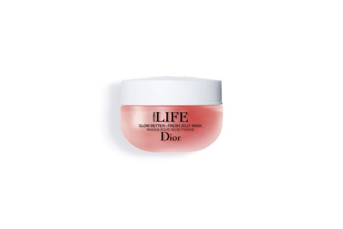 A Dior Hydra Life é uma márcara rica em água e extratos de frutas cítricas que promovem um leve esfoliação.