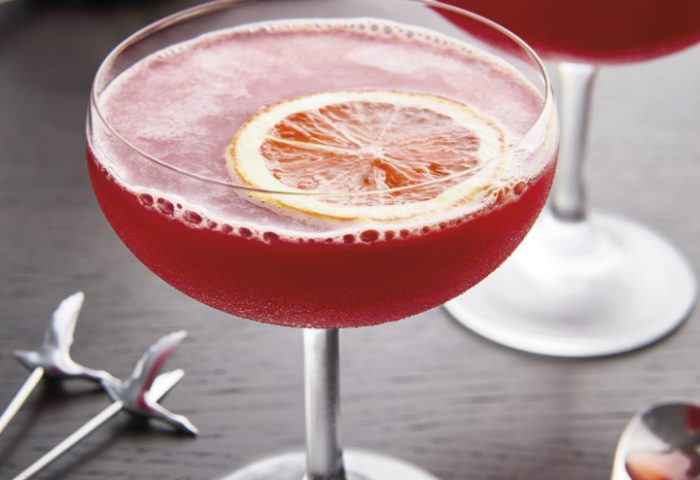 O Grey Goose Bitter Revenge que leva vodka, Martini Bitter e sucos de romã, laranja vermelha e limão é preparado em uma coqueteleira, sendo classificado com um drink batido.