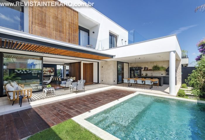 Esta casa voltada para a área de lazer tem aproveitamento de luz natural - Revista InterArq | Arquitetura, Decoração, Design, Paisagismo e Lifestyle