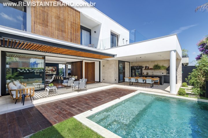 Esta casa voltada para a área de lazer tem aproveitamento de luz natural - Revista InterArq | Arquitetura, Decoração, Design, Paisagismo e Lifestyle