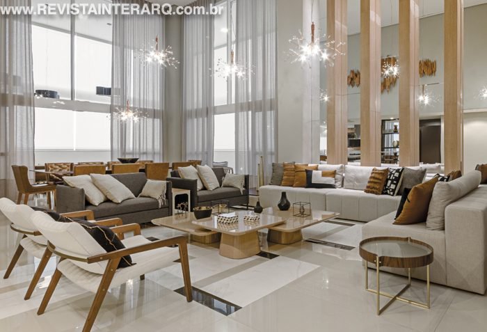 Toda a área social e gourmet foi valorizada por meio do uso de panos de espelhos entre colunas e uma decoração moderna - Revista InterArq | Arquitetura, Decoração, Design, Paisagismo e Lifestyle