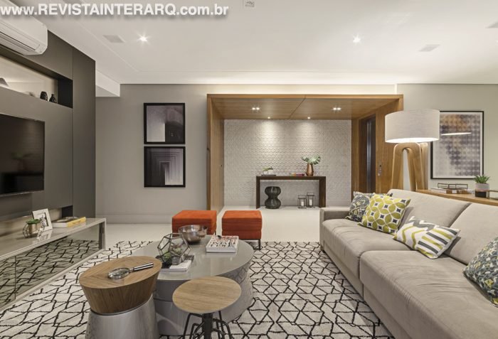 Ambientes amplos, com pontos coloridos e materiais naturais, deixam o apartamento acolhedor e convidativo - Revista InterArq | Arquitetura, Decoração, Design, Paisagismo e Lifestyle