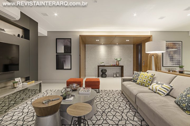 Ambientes amplos, com pontos coloridos e materiais naturais, deixam o apartamento acolhedor e convidativo - Revista InterArq | Arquitetura, Decoração, Design, Paisagismo e Lifestyle