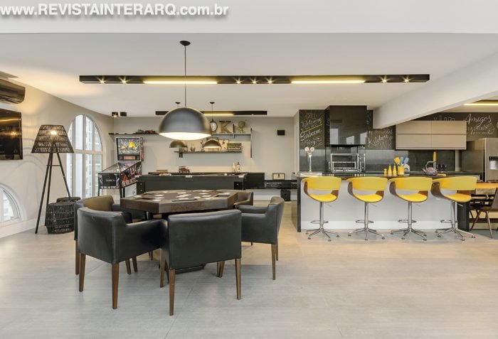Esta cobertura foi revitalizada com uma linda paisagem e deixou os ambientes sociais integrados para estimular a convivência entre familiares e amigos - Revista InterArq | Arquitetura, Decoração, Design, Paisagismo e Lifestyle