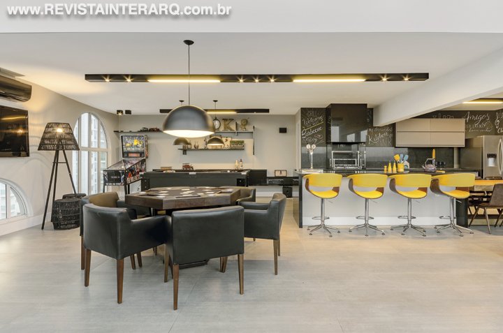 Esta cobertura foi revitalizada com uma linda paisagem e deixou os ambientes sociais integrados para estimular a convivência entre familiares e amigos - Revista InterArq | Arquitetura, Decoração, Design, Paisagismo e Lifestyle