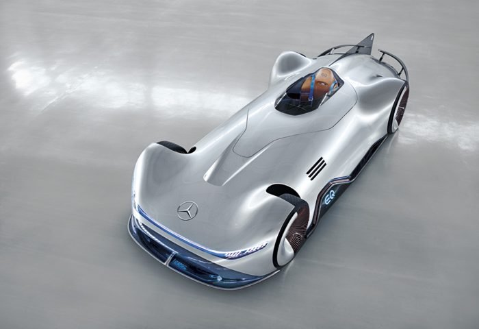 Construído em fibra de carbono, o Mercedes EQ Silver Arrow, um carro conceito inspirado nos esportivos W125 ou Flecha de Prata como eram conhecidos. O modelo original quebrou o recorde de velocidade em vias públicas em 1937 e marcou 432,7 km/h (este recorde só foi quebrado agora em 2017). O novo veículo vem com lugar apenas para um passageiro, possui capacidade de 80 kWh e fornece energia a dois motores elétricos, um na frente e outro atrás, onde entrega 750 cv e tem uma autonomia de quase 400 km.