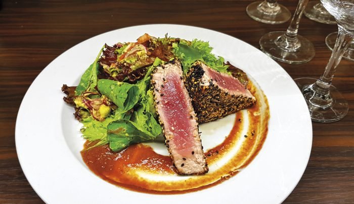 Atum selado envolto em gergelim, acompanha salada fresca do dia, do Blue Jasmim, (17) 3353-6855, @blue_jasmim