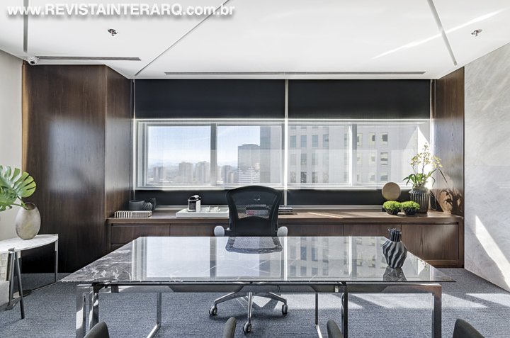 Ambientes leves, elegantes e funcionais na arquitetura de interiores desta empresa de comunicação e tecnologia - Revista InterArq | Arquitetura, Decoração, Design, Paisagismo e Lifestyle