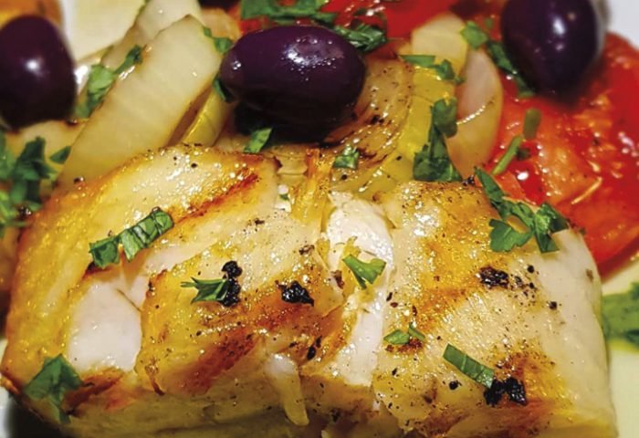 Bacalhau na brasa, do Barbecue. Totalmente assado em parrila com legumes grelhados, (17) 3216-1717, @barbecuerestaurantes