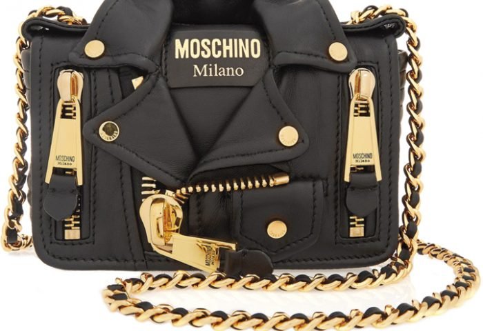 A icônica Biker Bag da Moschino em couro macio preto.