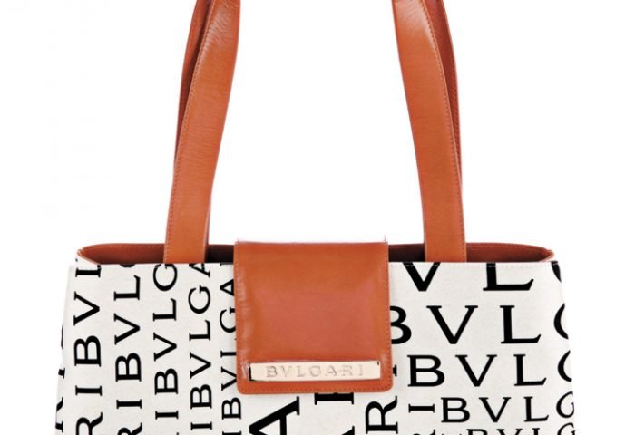 Bolsa de ombro multicolorida Logomania, da Bvlgari. 
