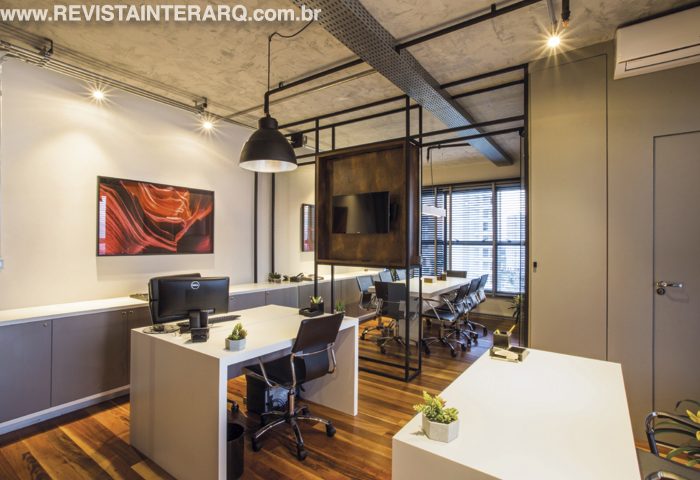 O arquiteto alinhou o design industrial à leveza e atmosfera feminina, neste escritório, através do uso de tons claros e quentes, do concreto aparente e do ferro - Revista InterArq | Arquitetura, Decoração, Design, Paisagismo e Lifestyle