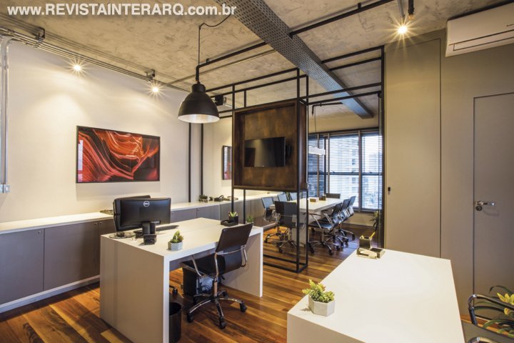 O arquiteto alinhou o design industrial à leveza e atmosfera feminina, neste escritório, através do uso de tons claros e quentes, do concreto aparente e do ferro - Revista InterArq | Arquitetura, Decoração, Design, Paisagismo e Lifestyle
