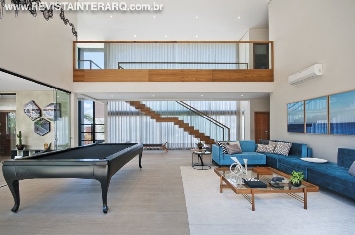 O interior desta casa possui elementos e composições modernas - Revista InterArq | Arquitetura, Decoração, Design, Paisagismo e Lifestyle