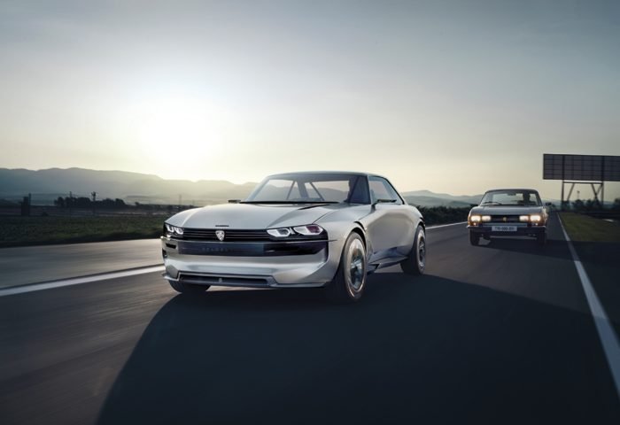 O cupê inspirado no clássico 504, o Peugeot E-Legend tem motor elétrico de 340 kW, ou, aproximadamente, 462 cv. Segundo a marca, o cupê acelera de 0 a 100 km/h em menos de quatro segundos, atingindo a velocidade máxima de 220 km/h. A autonomia é de até 600 km, sendo que uma carga de 500 km é obtida após 25 minutos plugado em um carregador rápido.