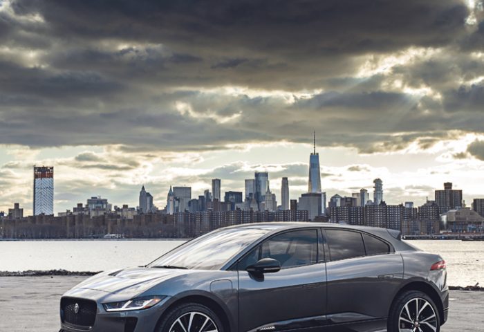 O Jaguar I-Pace é um SUV com autonomia de 480km e faz de 0 a 100 km/h em 4,8s. O tempo de recarga para um carregador doméstico é de 12,9 horas, mas é preciso uma instalação elétrica especial de 330v. Em uma tomada doméstica de 110 ou 220v salta para 30h.