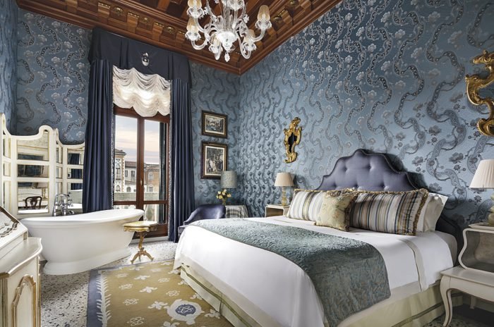 Em sua estrutura, o hotel The Gritti Palace proporciona  ambientes aconchegantes como os seus quartos que seguem a arquitetura da cidade.