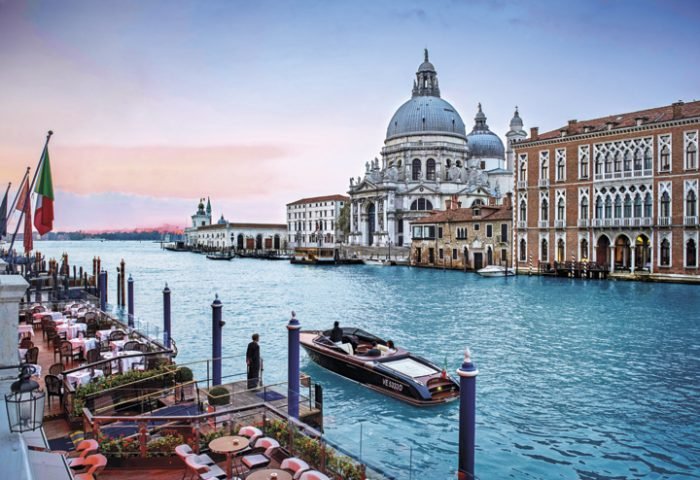 Deck do Hotel Gritti Palace, um dos mais luxuosos da cidade, às margens do Grande Canal e com vista para a Basílica de Santa Maria della Salute e o San Giorgio Maggiore. 